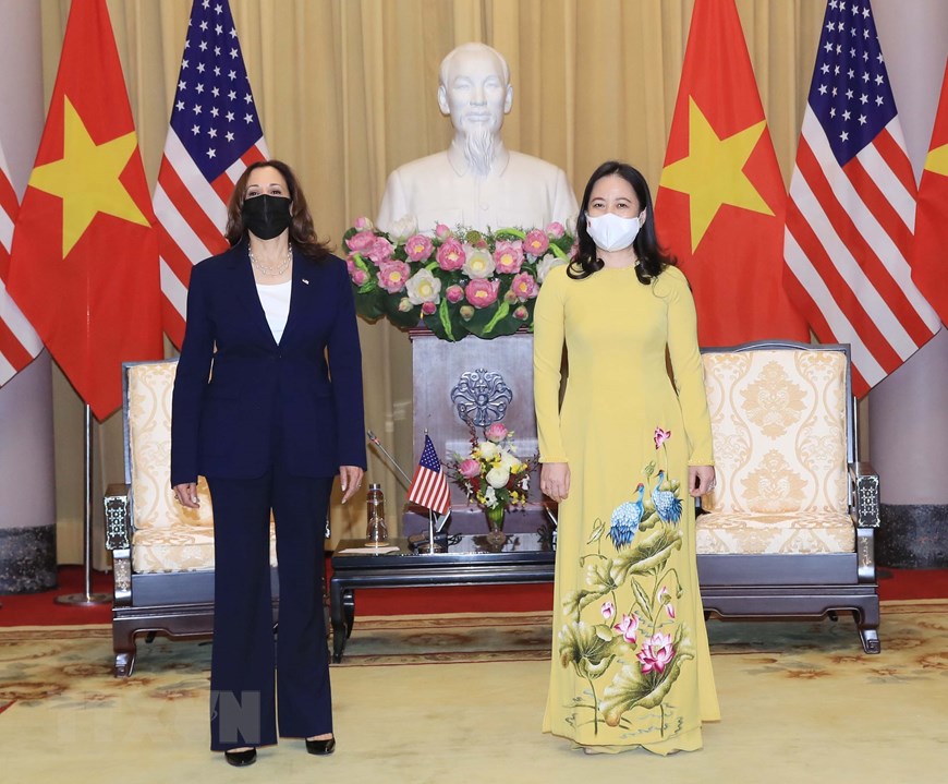 Ph&oacute; Chủ tịch nước V&otilde; Thị &Aacute;nh Xu&acirc;n chủ tr&igrave; lễ đ&oacute;n v&agrave; tiếp Ph&oacute; Tổng thống Mỹ thăm Việt Nam s&aacute;ng 25/8- Ảnh: TTXVN