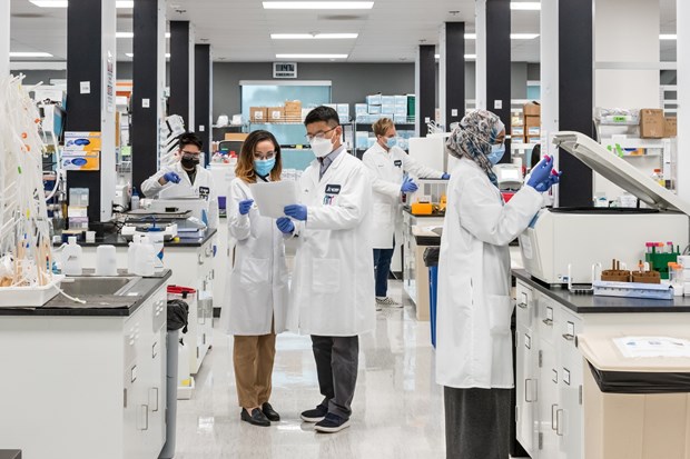 Các nhà khoa học của Arcturus Therapeutics (Mỹ) nghiên cứu vaccine trong phòng thí nghiệm.