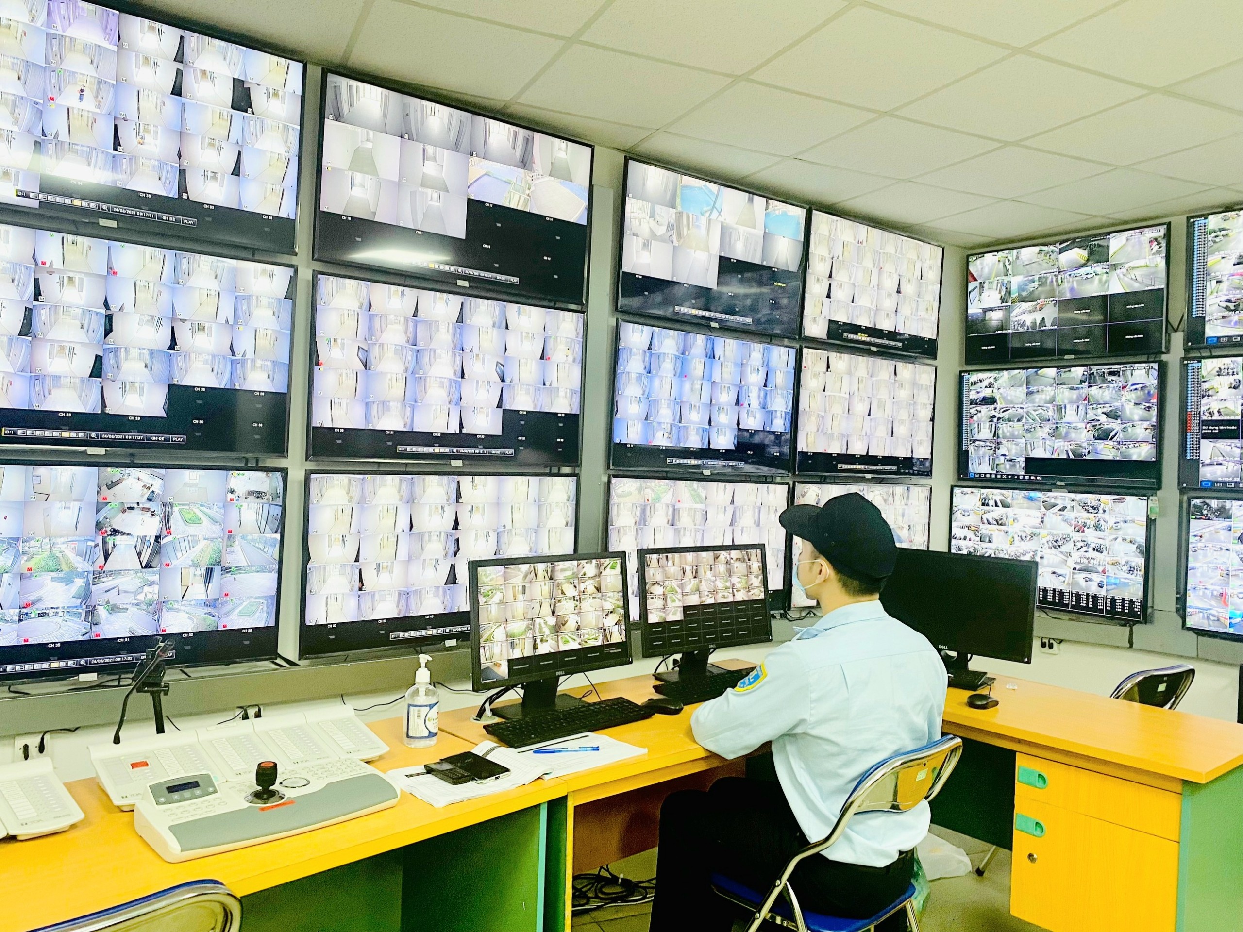 Trung t&acirc;m gi&aacute;m s&aacute;t camera tại t&ograve;a nh&agrave; được t&uacute;c trực 24/7.