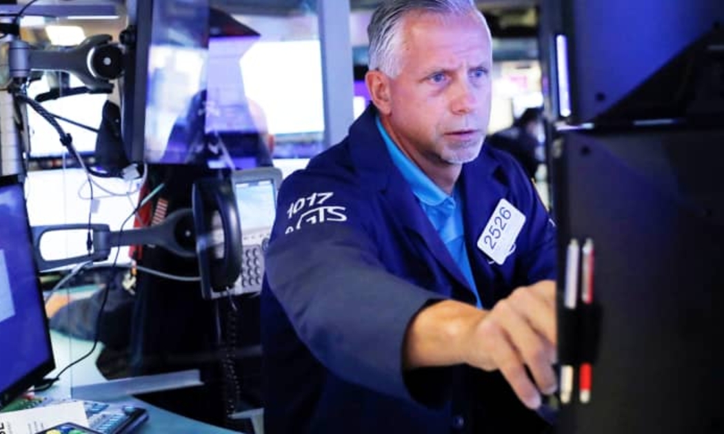 Một nhà giao dịch cổ phiếu trên sàn NYSE ở New York, Mỹ hôm 29/8 - Ảnh: Reuters.