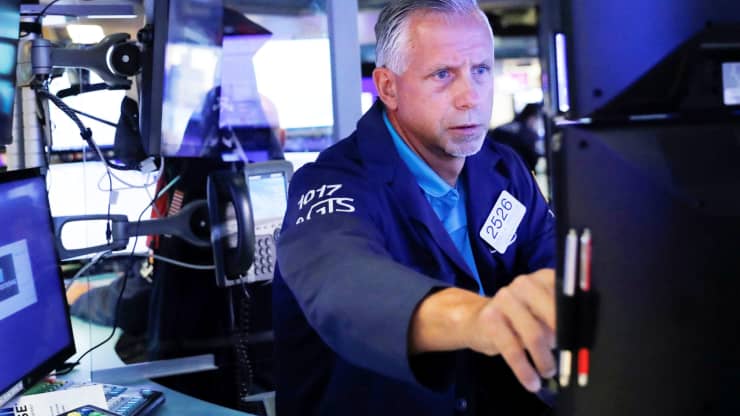 Một nhà giao dịch cổ phiếu trên sàn NYSE ở New York, Mỹ hôm 29/8 - Ảnh: Reuters.