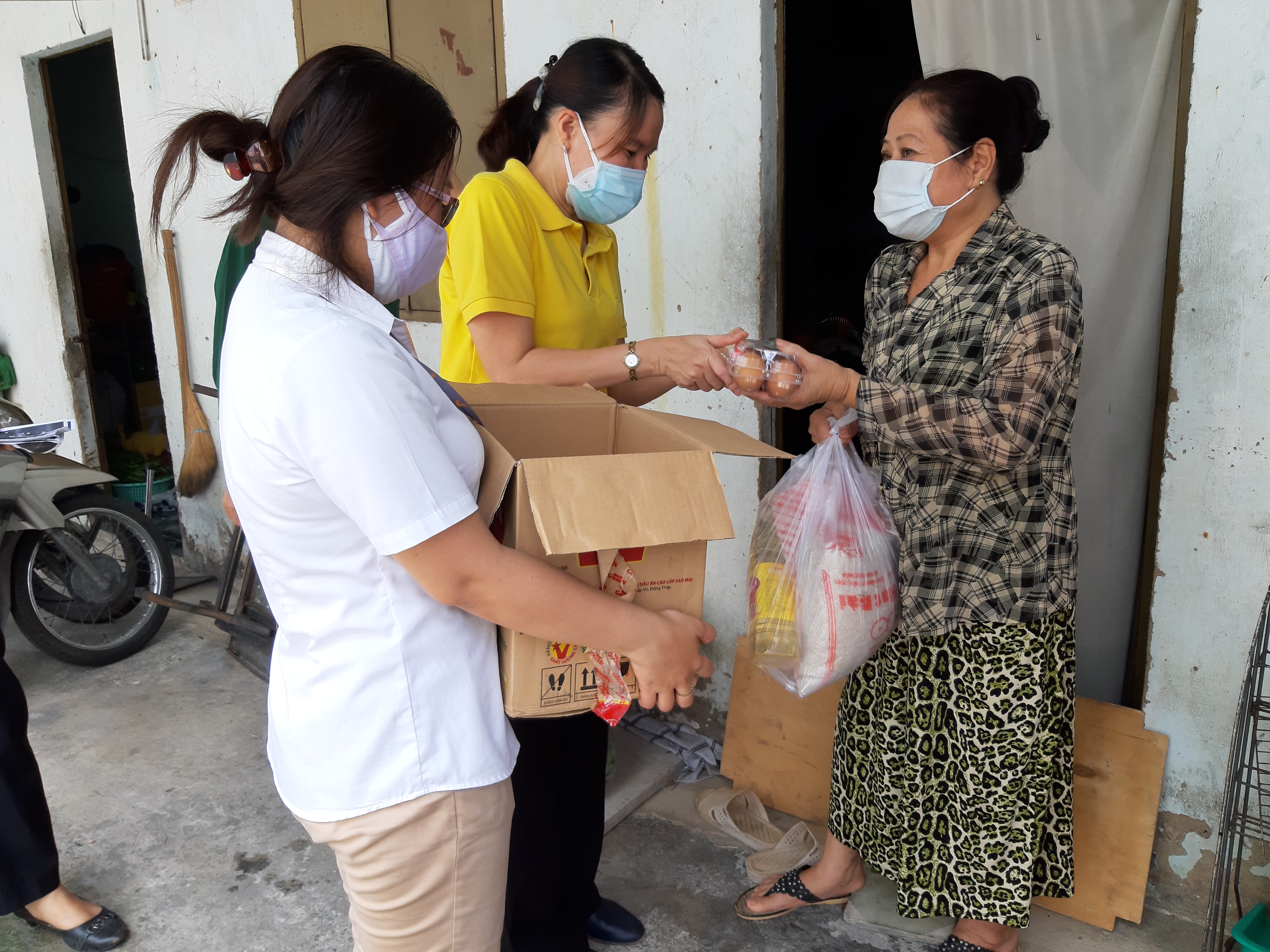 Nhiều lao động kh&oacute; khăn đ&atilde; nhận được hỗ trợ từ g&oacute;i an sinh. Ảnh - Kh&aacute;nh H&ograve;a.&nbsp;