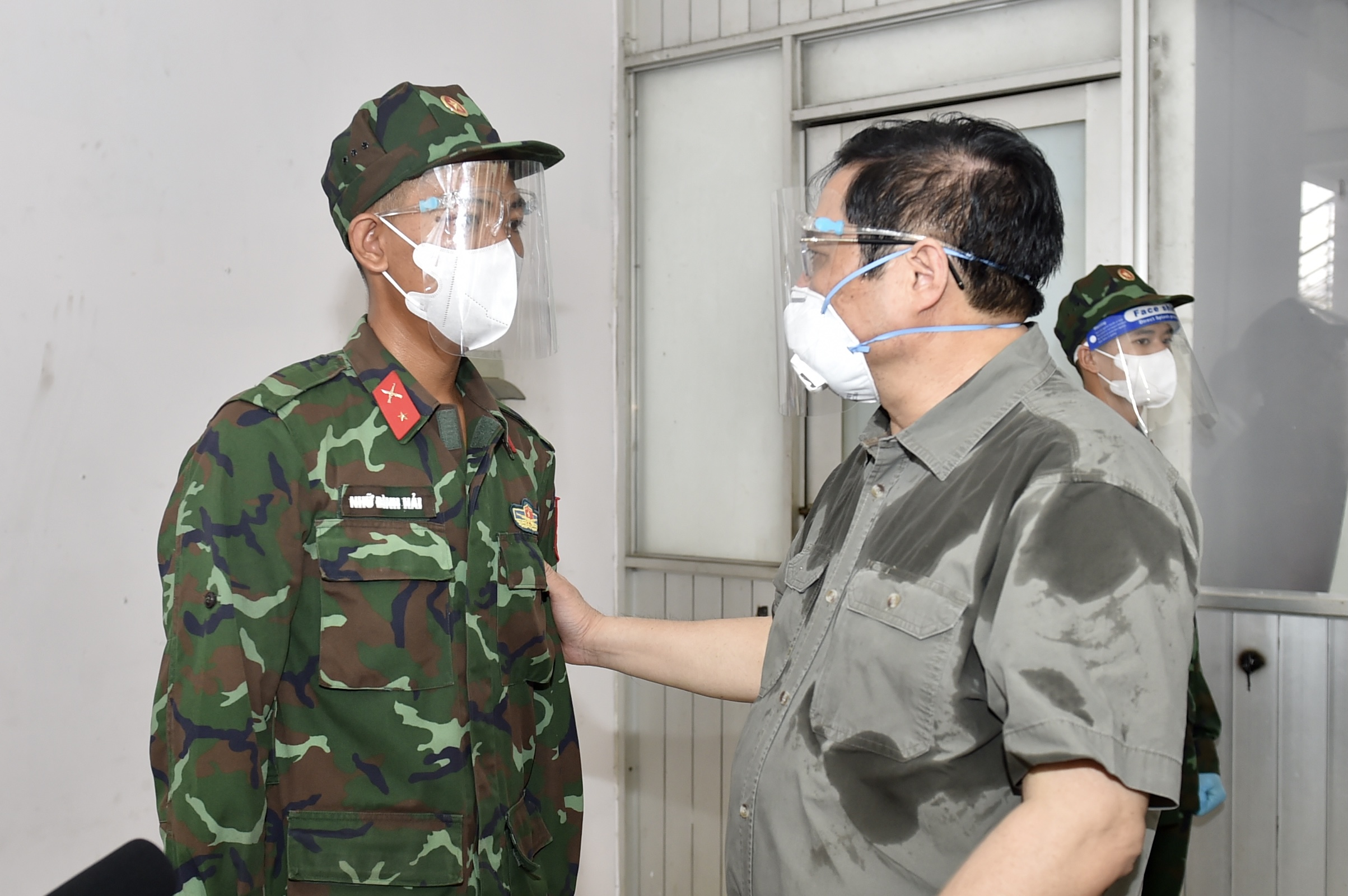 Thủ tướng động viên chiến sĩ đang làm nhiệm vụ. Ảnh: VGP.