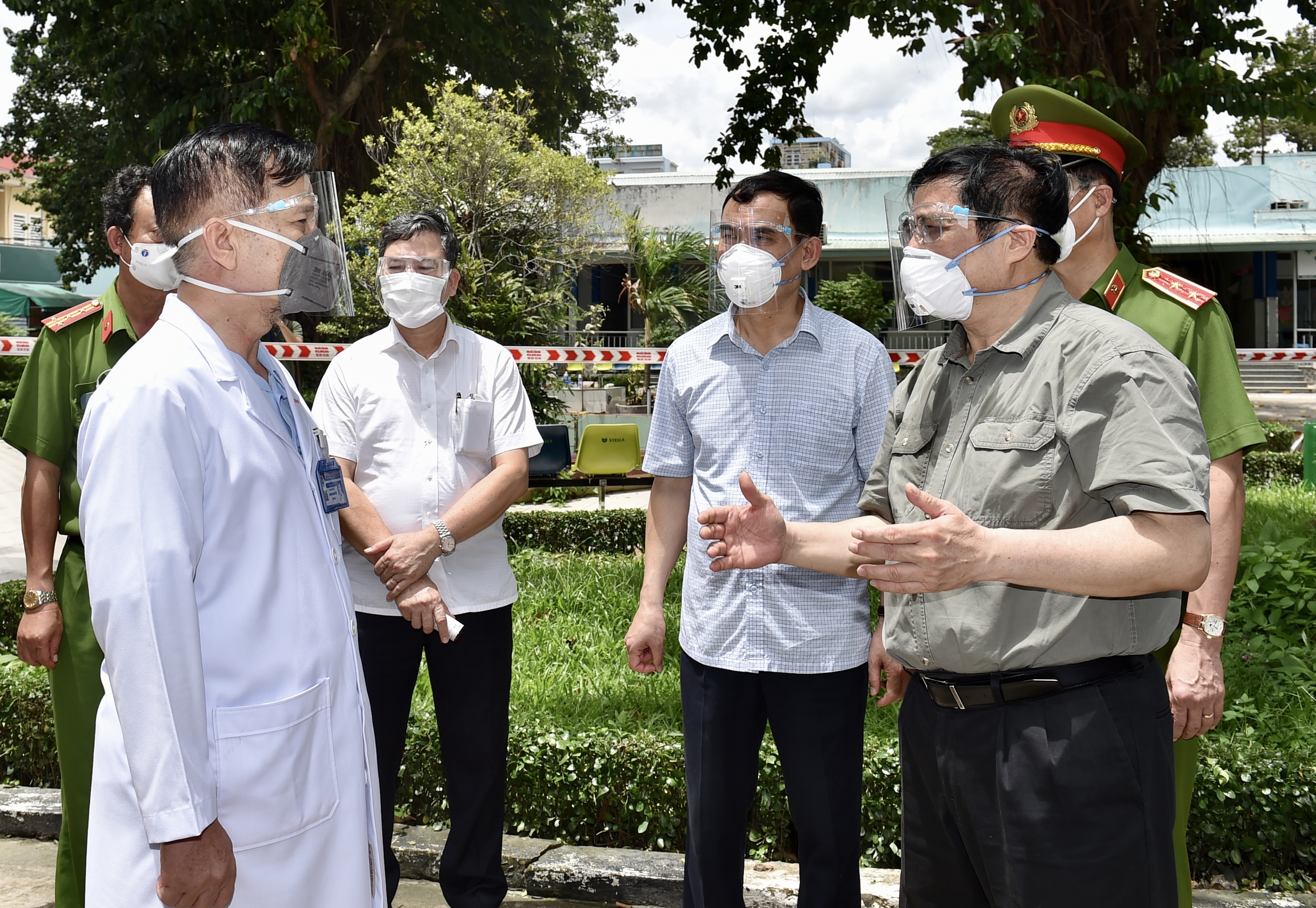 Thủ tướng đến thăm Bệnh viện d&atilde; chiến điều trị Covid-19 Qu&acirc;n d&acirc;n y Miền Đ&ocirc;ng. Ảnh: VGP.