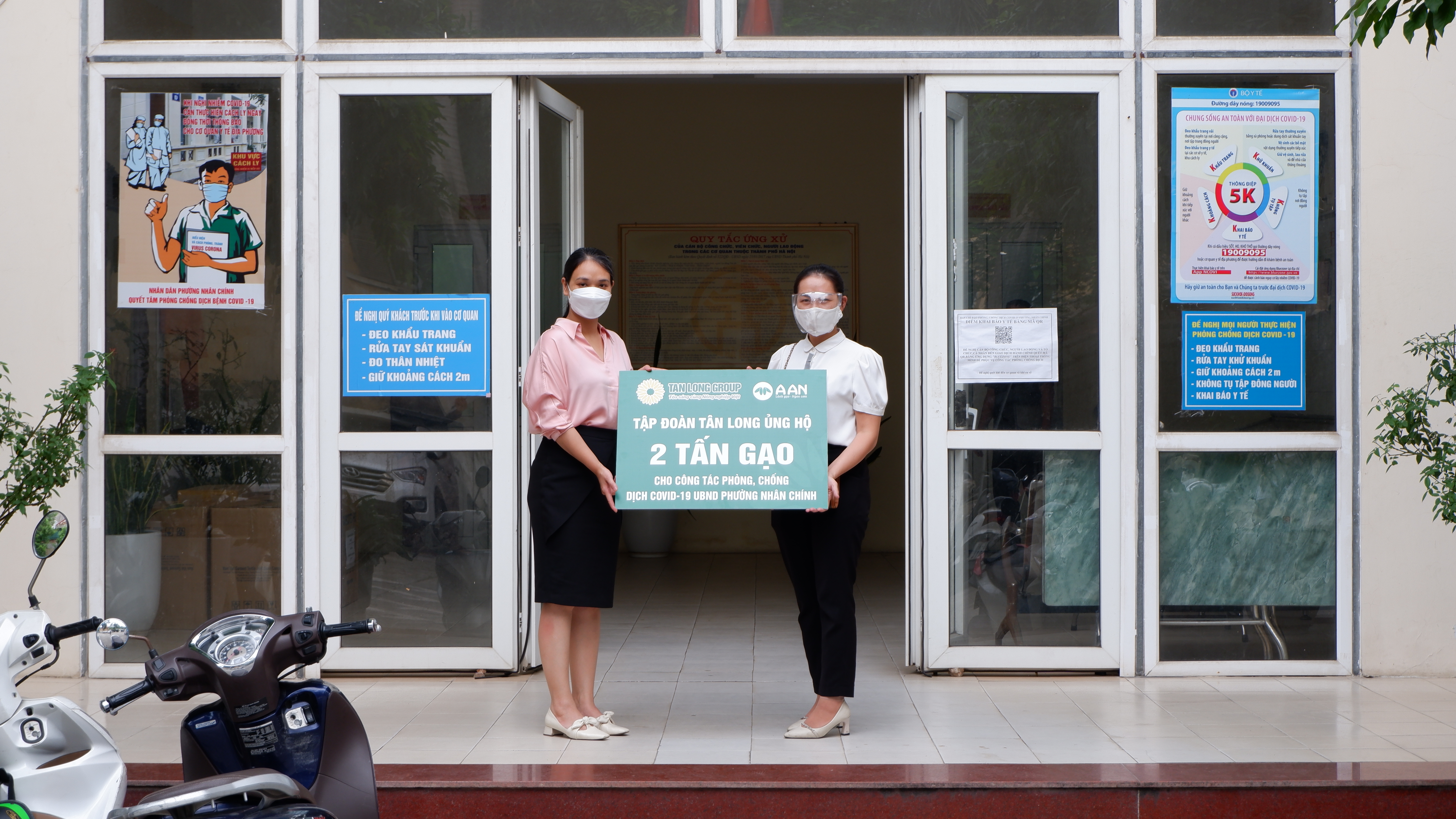 Gạo được gửi tặng đến nhiều địa phương kh&aacute;c nhau giữa m&ugrave;a dịch.