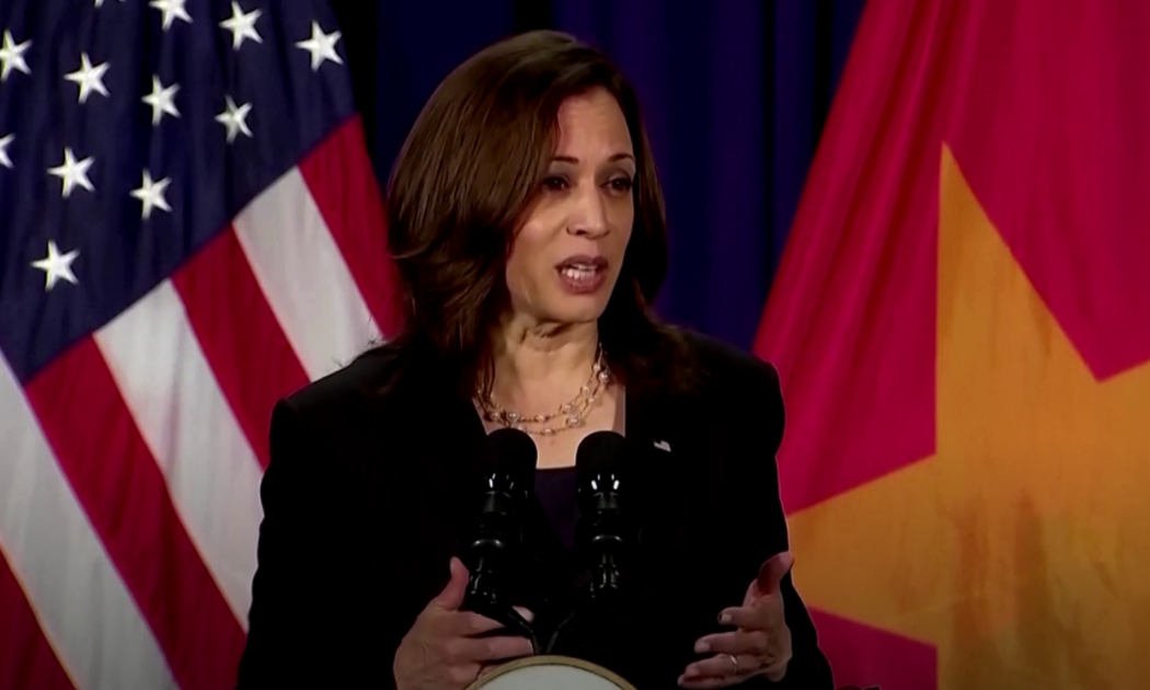 Phó Tổng thống Mỹ Kamala Harris phát biểu tại sự kiện gặp gỡ báo chí trước khi rời Việt Nam.