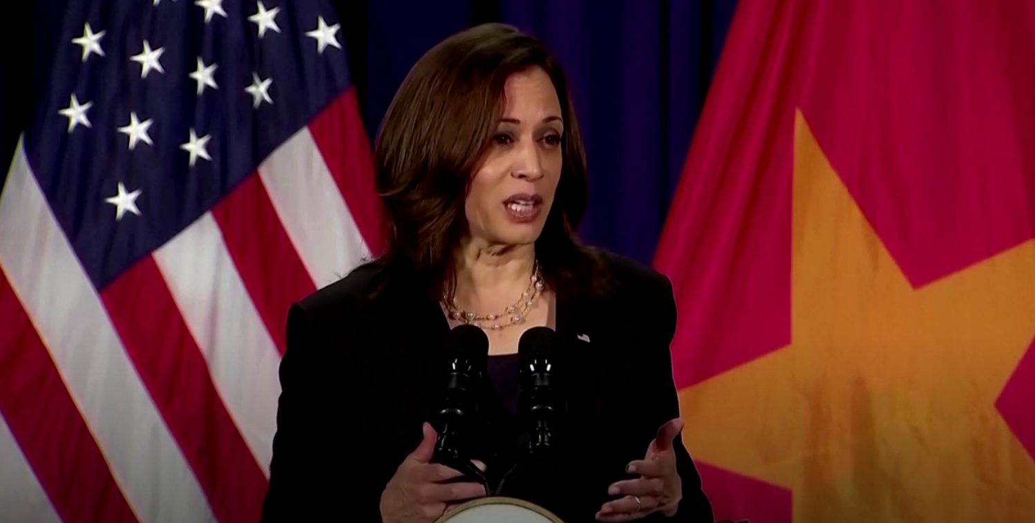 Phó Tổng thống Mỹ Kamala Harris phát biểu tại sự kiện gặp gỡ báo chí trước khi rời Việt Nam.