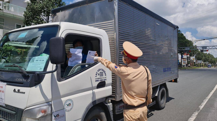Hàng hóa vận chuyển đến Cần Thơ phải đăng ký trước khiến tình trạng ùn ứ tại điểm tập kết, trung chuyển hàng hóa.