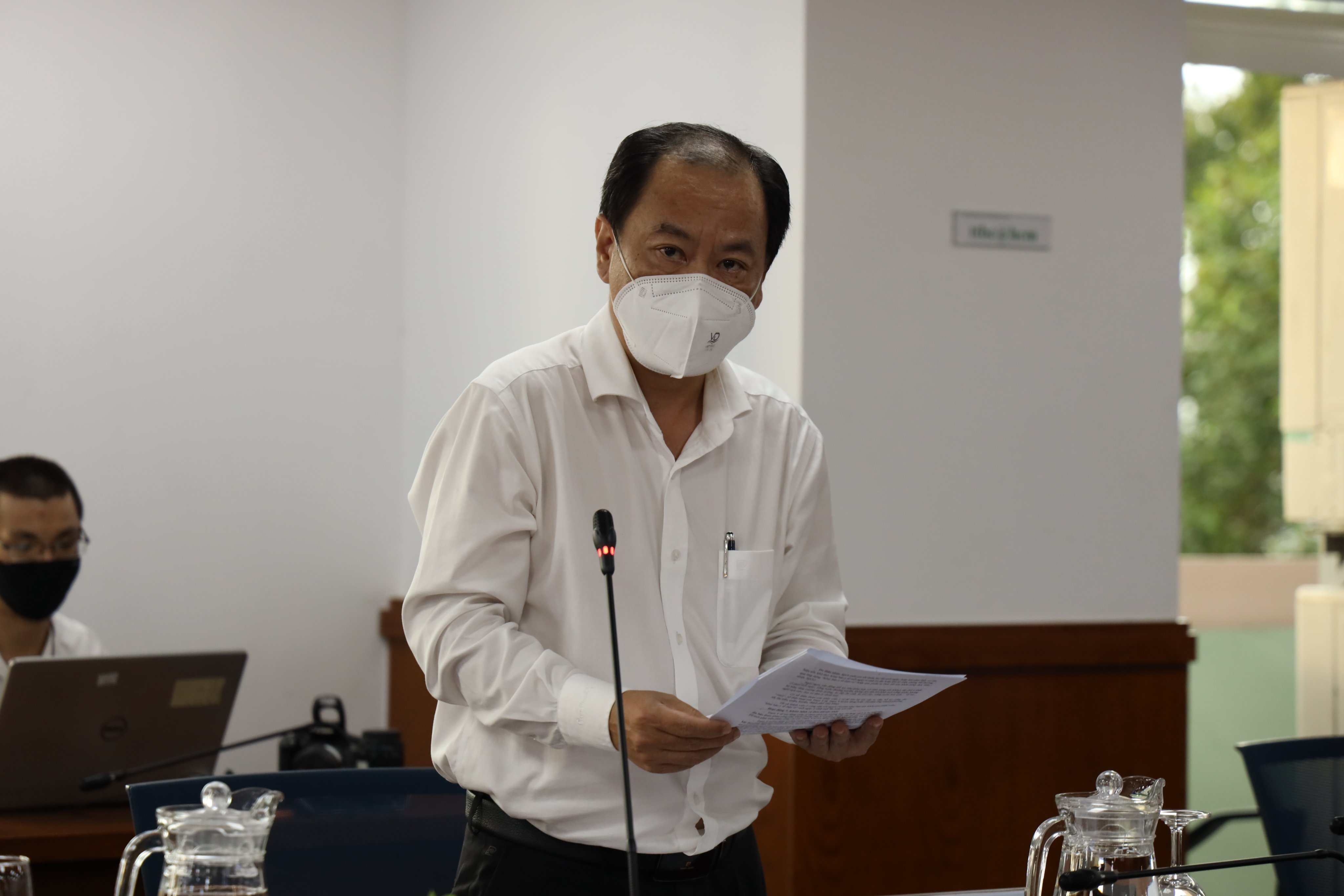 Ph&oacute; Gi&aacute;m đốc Sở Y tế Nguyễn Ho&agrave;i Nam th&ocirc;ng tin về trạm y tế lưu động v&agrave; c&ocirc;ng t&aacute;c chăm s&oacute;c, điều trị F0 tại nh&agrave;.