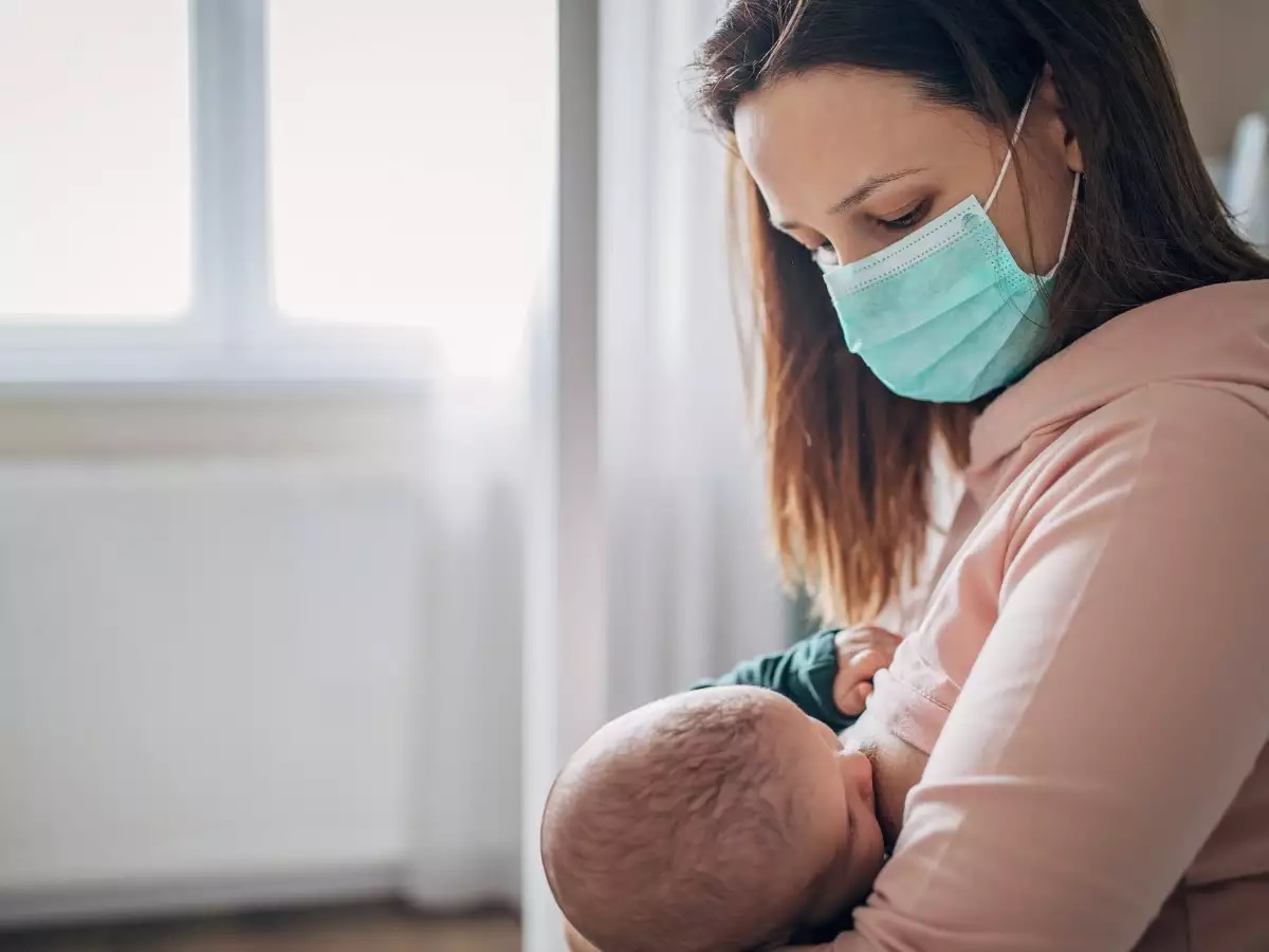 Kháng thể được tạo ra từ người mẹ sau khi chích vaccine Covid-19 có thể được truyền qua dòng sữa này để đến được trẻ sơ sinh.