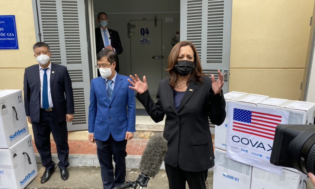 Phó Tổng thống Mỹ Kamala Harris thăm Viện Vệ sinh Dịch tễ Trung ương trưa ngày 26/8 - Ảnh: Twitter