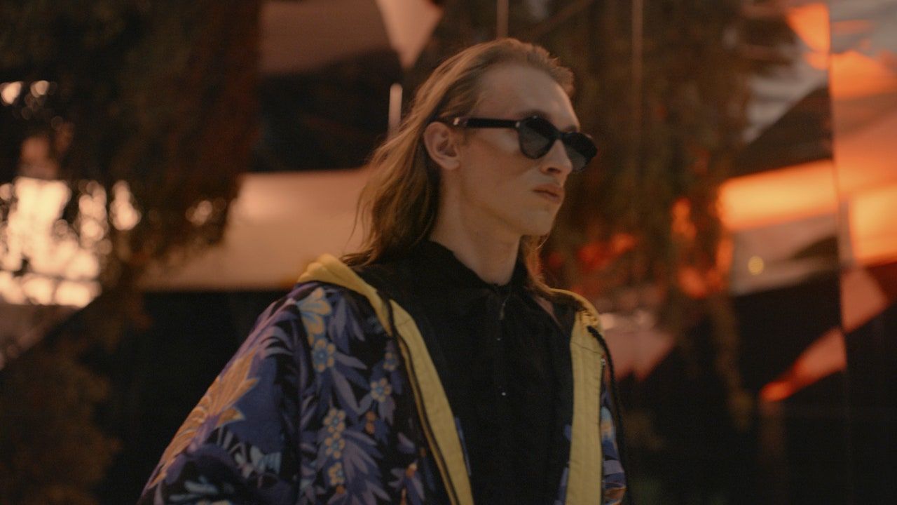 BST m&ugrave;a Xu&acirc;n H&egrave; 2022 r&otilde; r&agrave;ng l&agrave; đ&atilde; bước ra khỏi ranh giới an to&agrave;n vốn thấy của nh&agrave; mốt với d&ograve;ng sản phẩm d&agrave;nh cho nam giới.