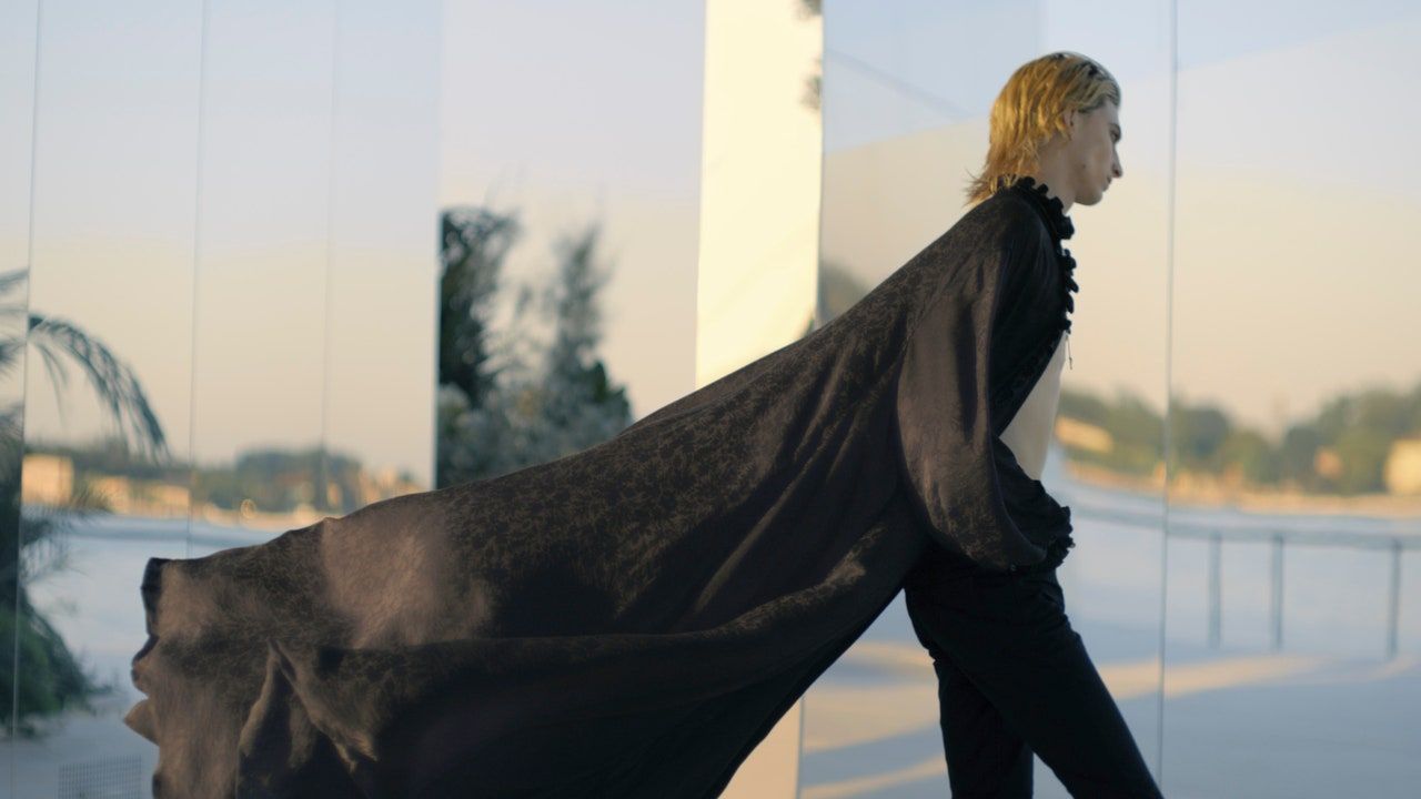 Với trang phục đậm m&agrave;u sắc cổ điển, Saint Laurent mang xu hướng linh hoạt giới đến với giới mộ điệu.