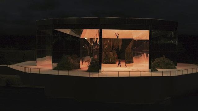 Đ&acirc;y l&agrave; show tr&igrave;nh diễn thời trang mới nhất của Anthony Vaccarello để đ&aacute;nh dấu ng&agrave;y trở lại với cuộc sống đời thường bởi Saint Laurent.