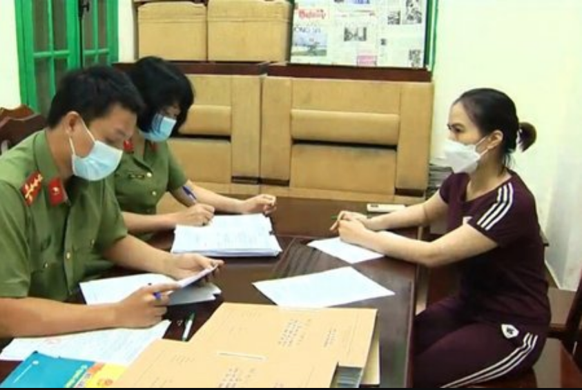 Bà Hoàng Thị Thanh Nga, chuyên viên Vụ Vận tải, Tổng cục Đường bộ Việt Nam bị khởi tố, bắt giam vì cấp thẻ luồng xanh trái quy định.