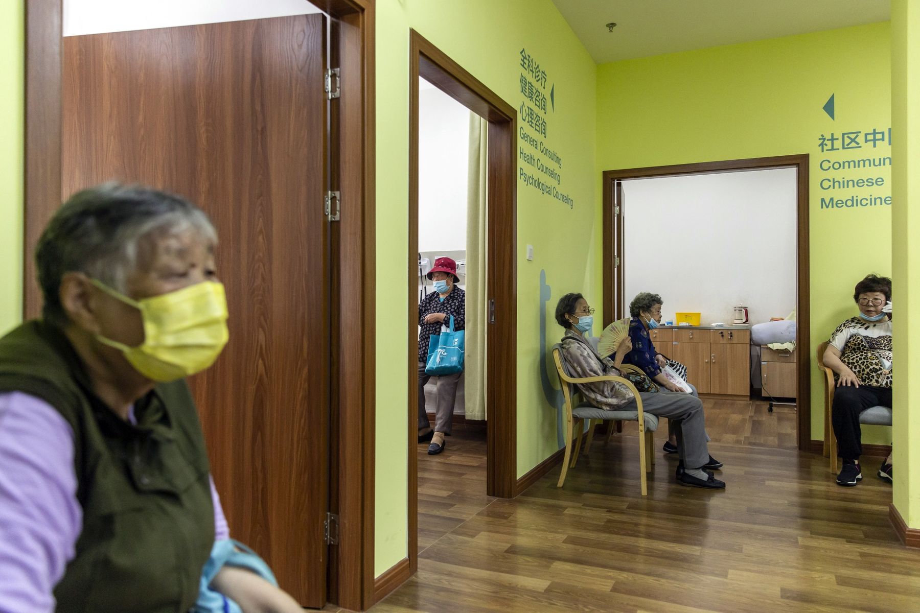 Người già chờ khám sức khoẻ tại một viện dưỡng lão ở Thượng Hải, Trung Quốc - Ảnh: Bloomberg.