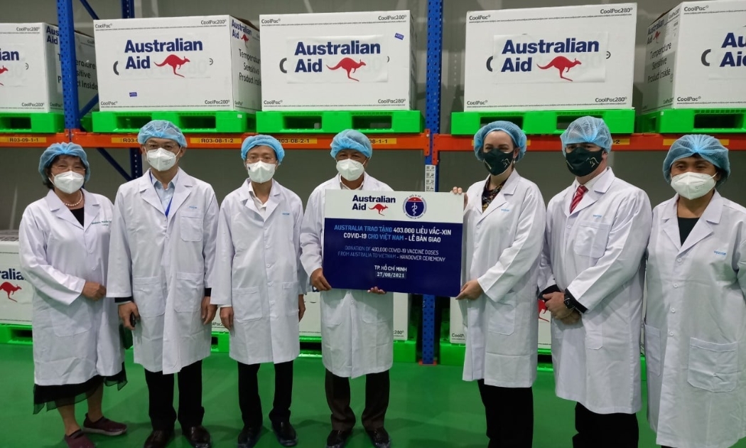 Thứ trưởng Nguyễn Trường Sơn và Tổng lãnh sự Australia Julianne Cowley bàn giao 403.000 liều vaccine Covid-19.