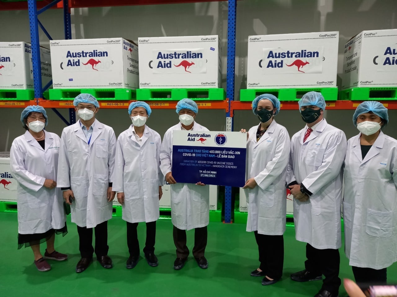 Thứ trưởng Nguyễn Trường Sơn và Tổng lãnh sự Australia Julianne Cowley bàn giao 403.000 liều vaccine Covid-19.