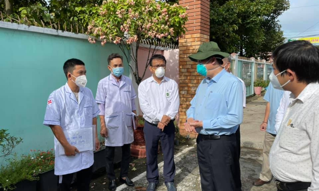 Bộ trưởng Bộ Y tế Nguyễn Thanh Long đi kiểm tra thực tế công tác thu dung, điều trị bệnh nhân Covid-19 tại Bình Dương.
