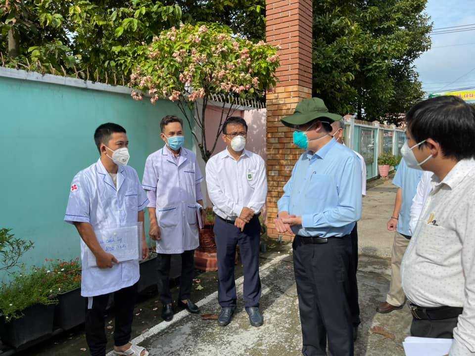 Bộ trưởng Bộ Y tế Nguyễn Thanh Long đi kiểm tra thực tế công tác thu dung, điều trị bệnh nhân Covid-19 tại Bình Dương.