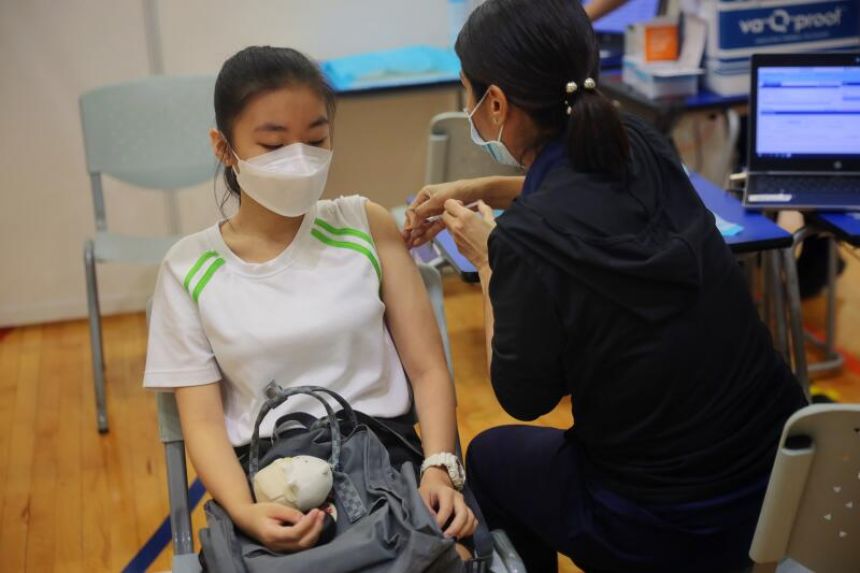 Tiêm phòng Covid-19 ở Singapore - Ảnh: Straits Times.