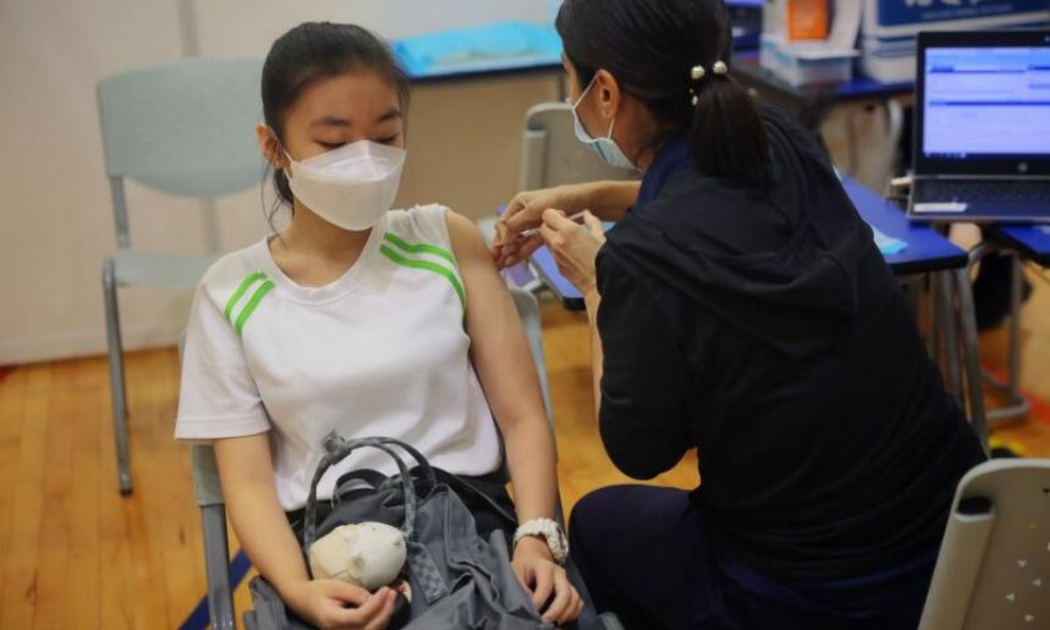 Tiêm phòng Covid-19 ở Singapore - Ảnh: Straits Times.