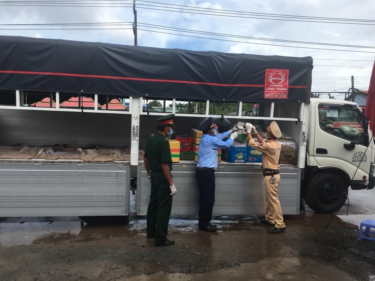 Xe vận chuyển 90 bao thuốc lá điếu nhập lậu