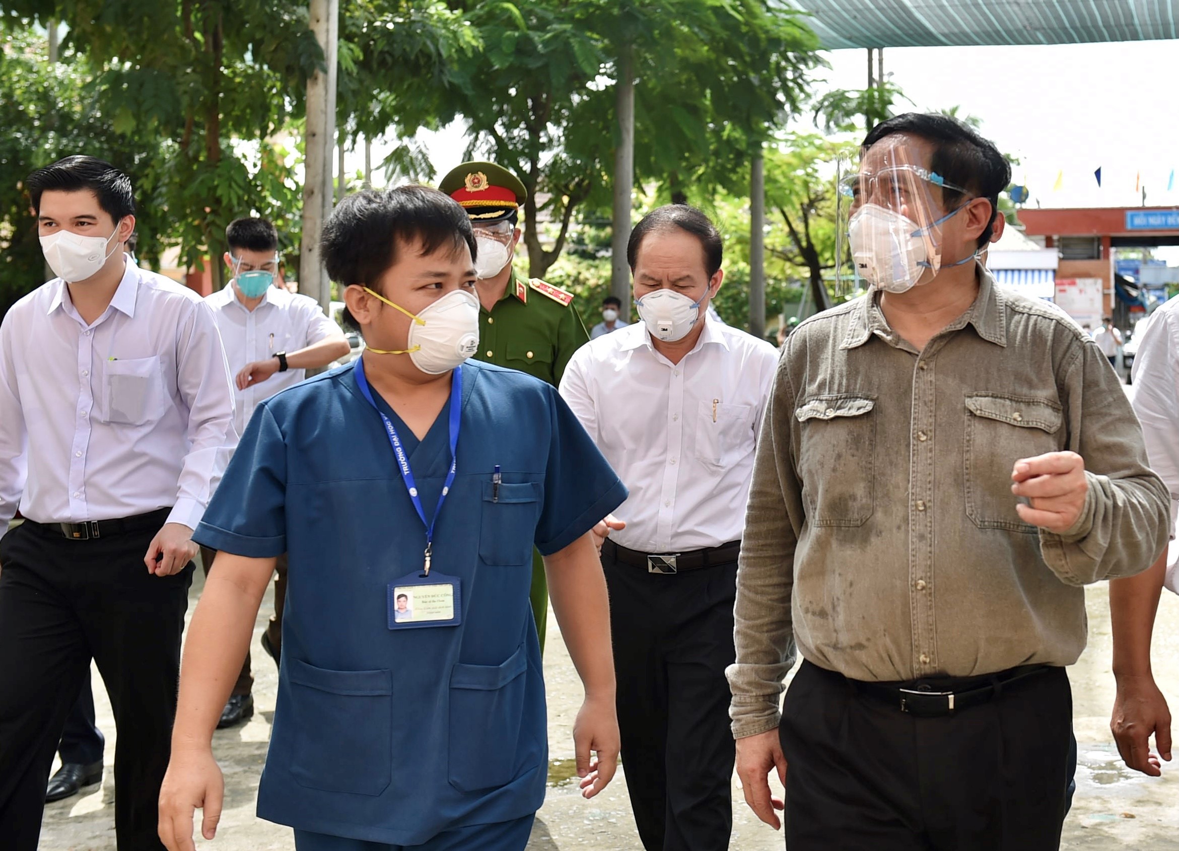Thủ tướng đã tới kiểm tra tình hình ứng trực của trạm y tế lưu động phường Bình Chuẩn, một 