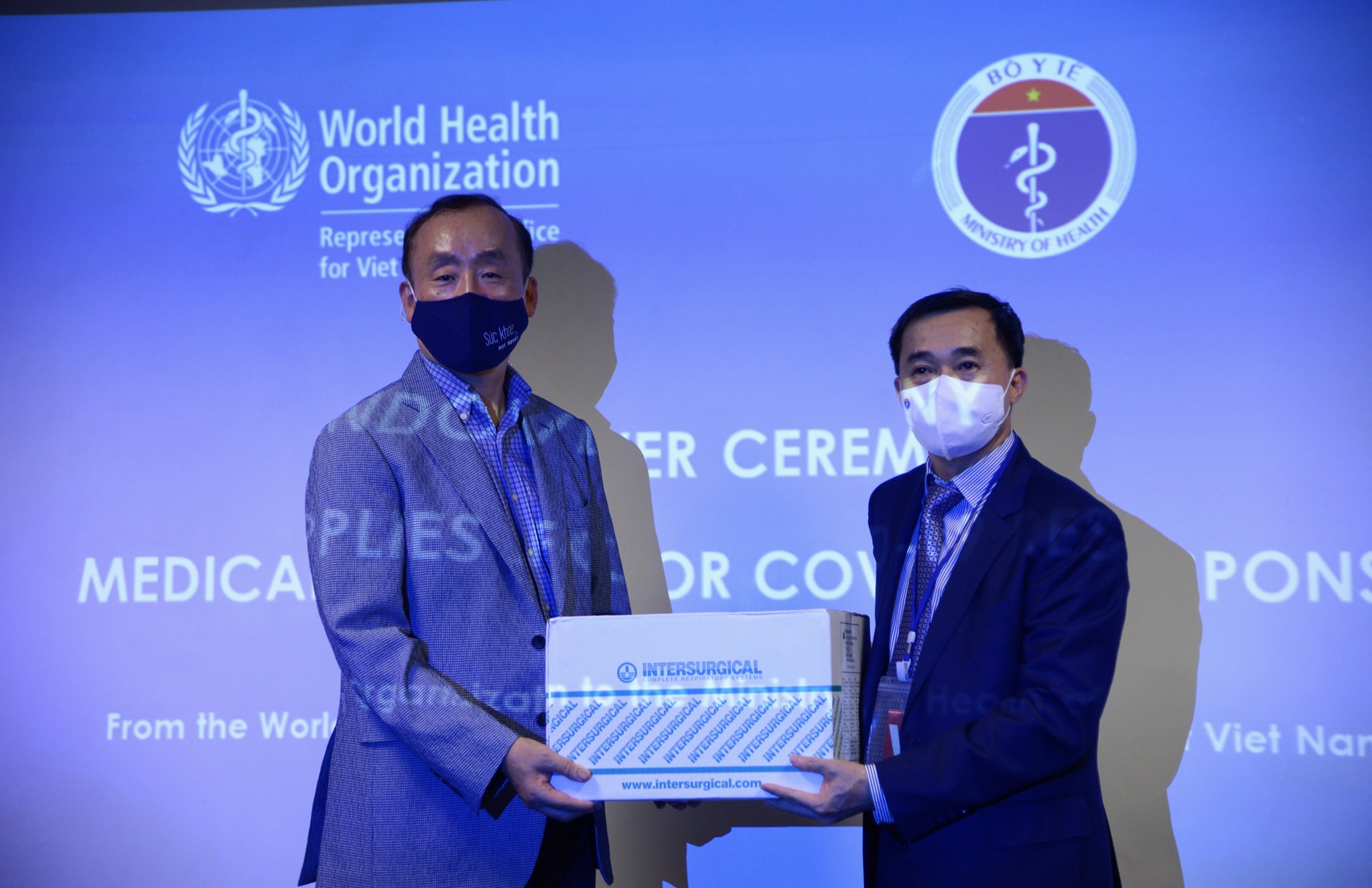 WHO bàn giao lô vật tư y tế cho Bộ Y tế trong khuôn khổ hỗ trợ Chính phủ Việt Nam ứng phó với Covid-19.