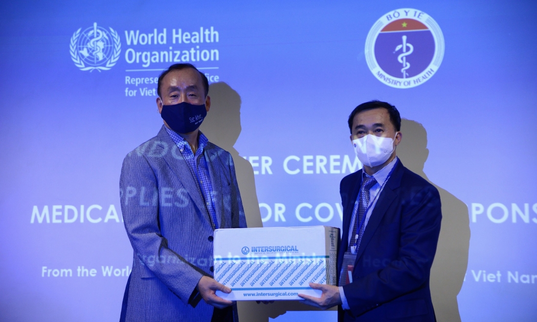 WHO bàn giao lô vật tư y tế cho Bộ Y tế trong khuôn khổ hỗ trợ Chính phủ Việt Nam ứng phó với Covid-19.
