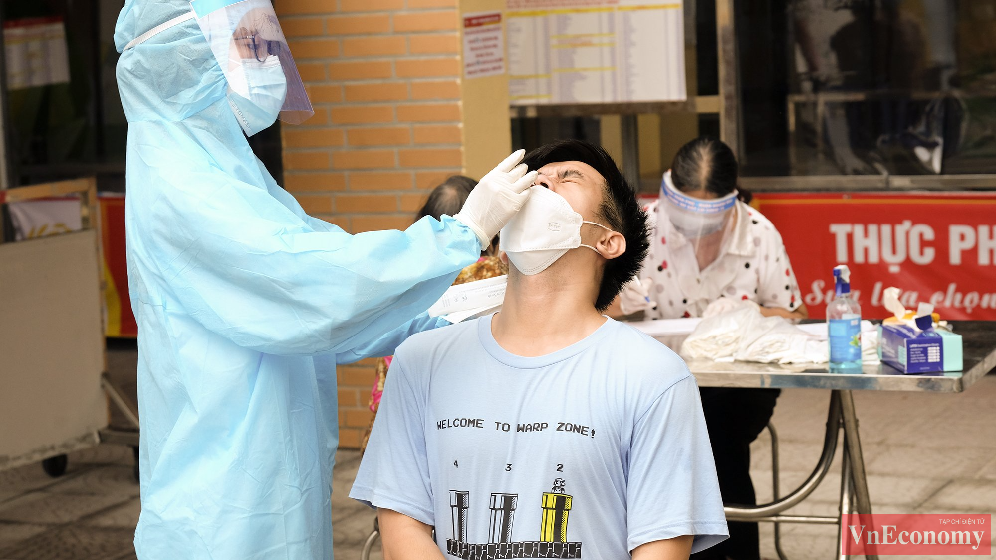 Rất đông người dân đã xếp hàng lấy mẫu xét nghiệm sàng lọc Covid-19 tại mỗi điểm test vào sáng nay.