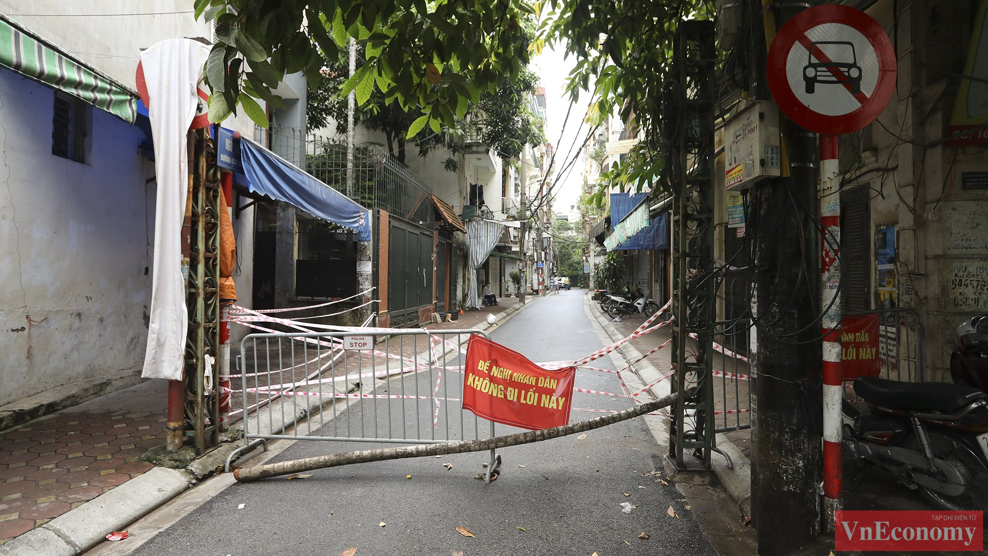 Trước đó, trong ngày 25/8, tại ngõ 24 Kim Đồng ghi nhận các trường hợp F0 nên chính quyền đã tạm thời phong tỏa, cách ly khu vực này. Sau đó, phường mới báo cáo UBND quận để đến ngày 27/8, chính quyền đã ra quyết định mở rộng vùng phong tỏa.