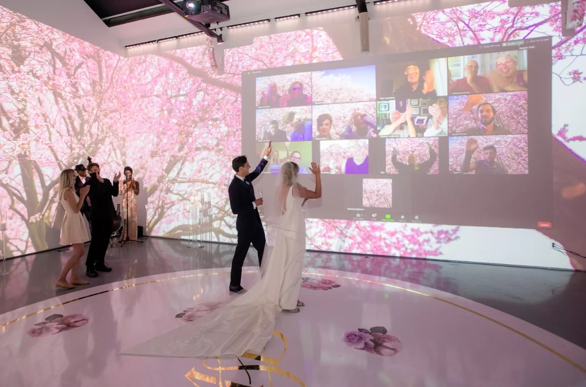 B&ecirc;n cạnh chi ph&iacute;, tận dụng giải ph&aacute;p online l&agrave; một &yacute; tưởng hay cho c&aacute;c cặp đ&ocirc;i muốn tổ chức đ&aacute;m cưới trong thời điểm dịch bệnh.