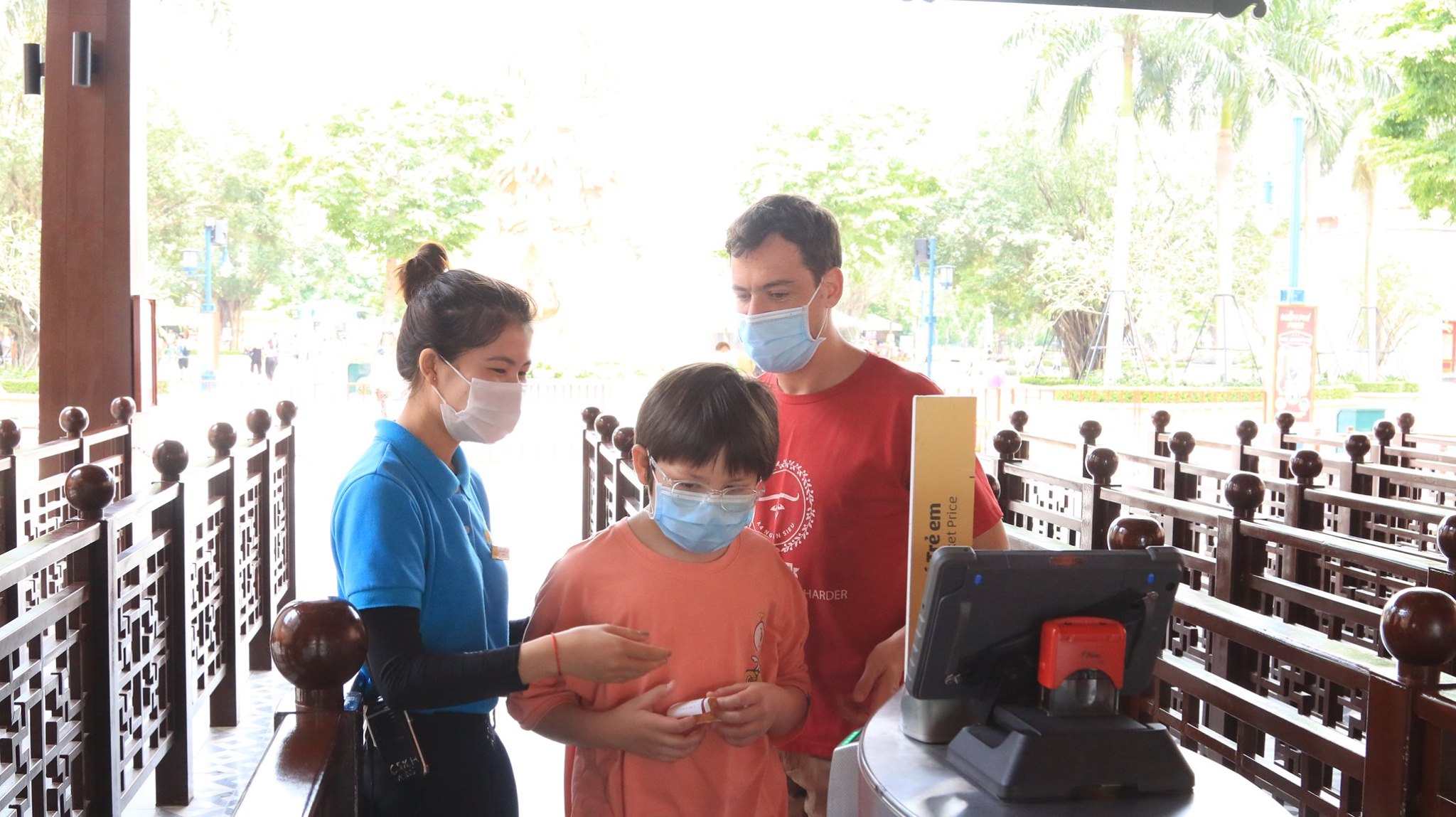 Lực lượng lao động trong ngành du lịch cũng cần được ưu tiên tiêm vaccine để có thể sẵn sàng hoạt động trở lại trong thời gian sớm nhất.