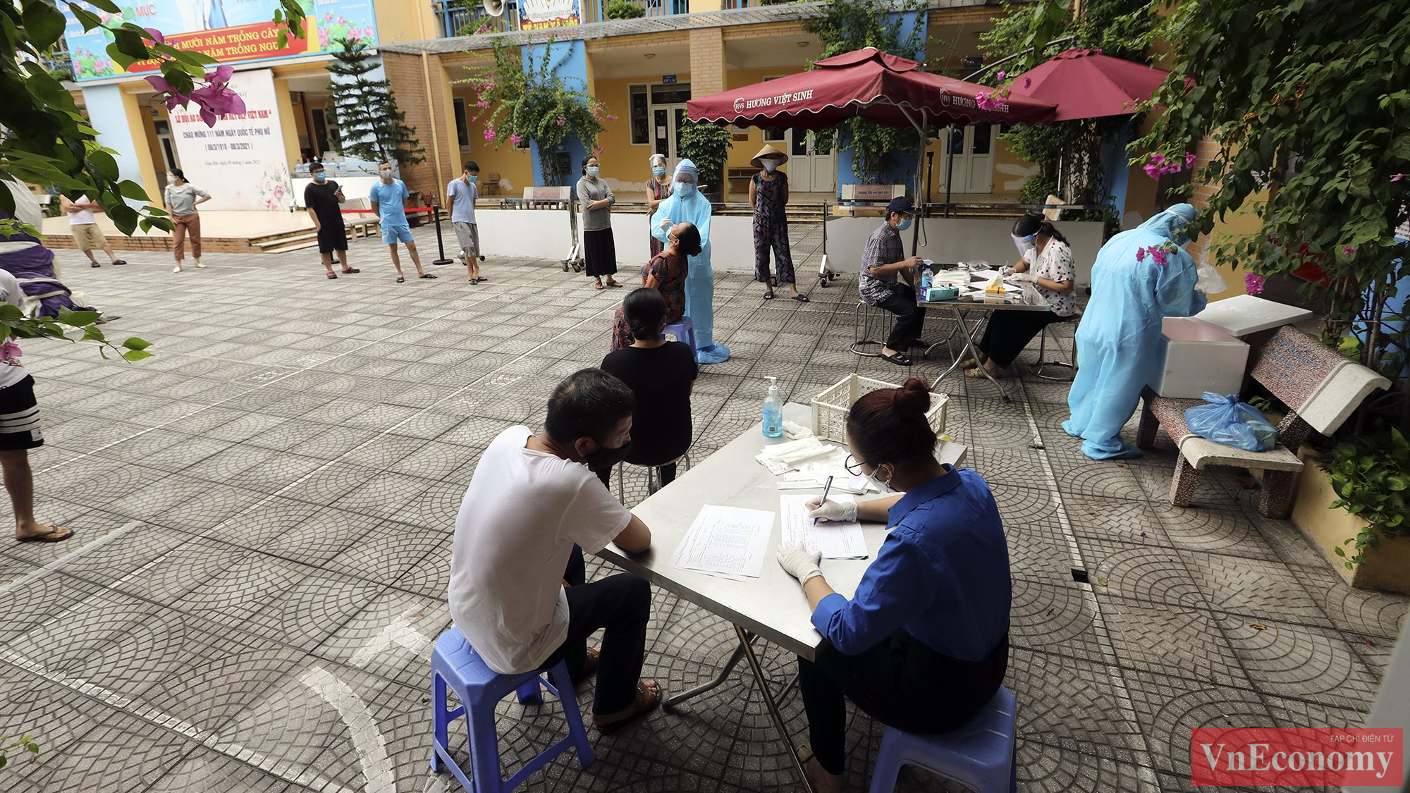 S&aacute;ng nay, 28/8, ch&iacute;nh quyền đang gấp r&uacute;t tổ chức triển khai lấy 8.000 mẫu x&eacute;t nghiệm để s&agrave;ng lọc ca F0 ngo&agrave;i cộng đồng.