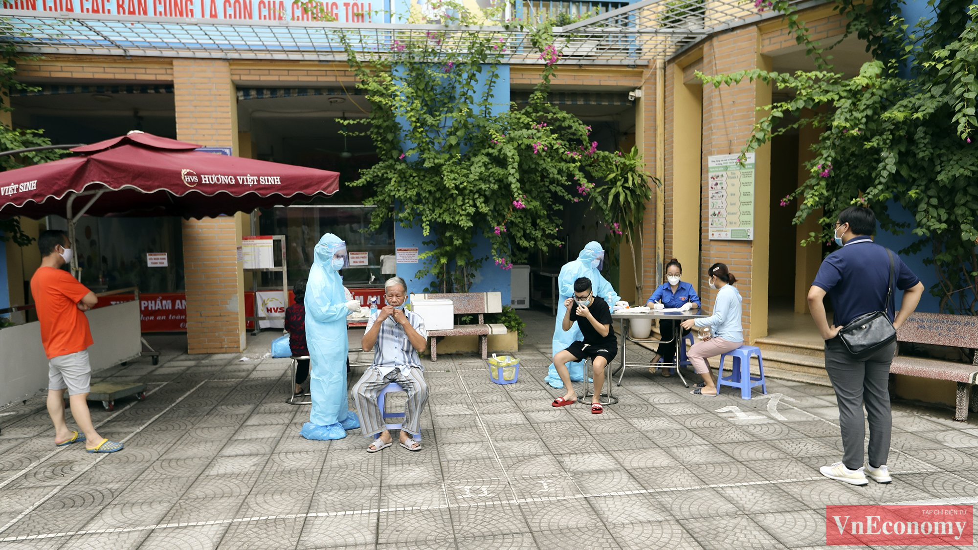 Lực lượng chức năng quận Ho&agrave;ng Mai (H&agrave; Nội) đ&atilde; mở rộng v&ugrave;ng phong tỏa từ ng&otilde; 24 v&agrave; ra xung quanh, đồng thời tiếp tục truy vết, x&eacute;t nghiệm tất cả người d&acirc;n trong khu vực.