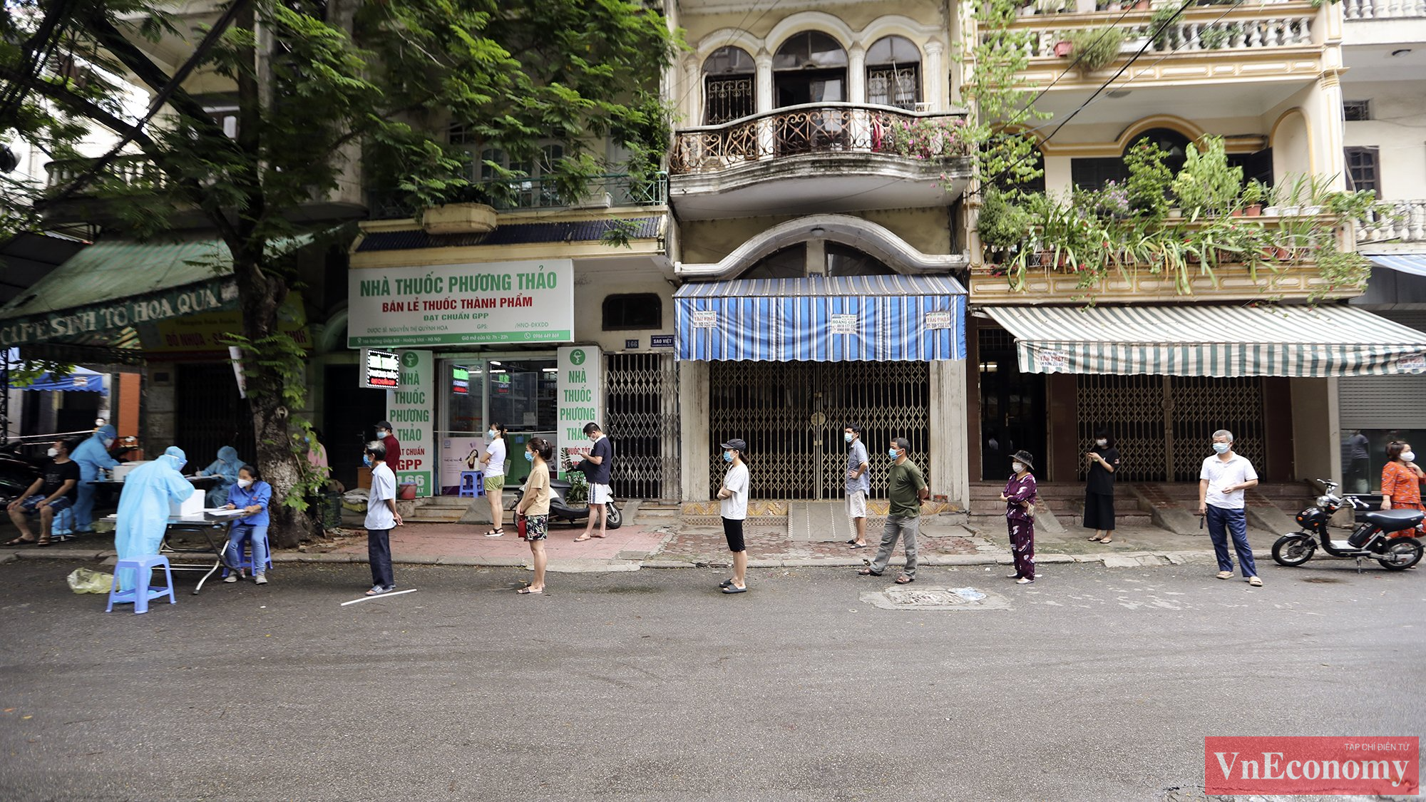 Lực lượng chức năng đồng loạt tổ chức lấy mẫu x&eacute;t nghiệm tại 18 điểm kh&aacute;c nhau tr&ecirc;n địa b&agrave;n phường.