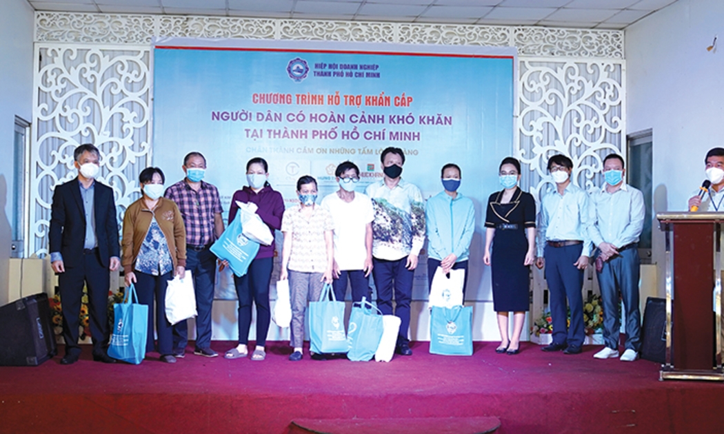 Hiệp hội Doanh nghiệp TP.HCM phối hợp với Ban Dân vận Thành ủy TP.HCM trao quà cho người dân có hoàn cảnh khó khăn.