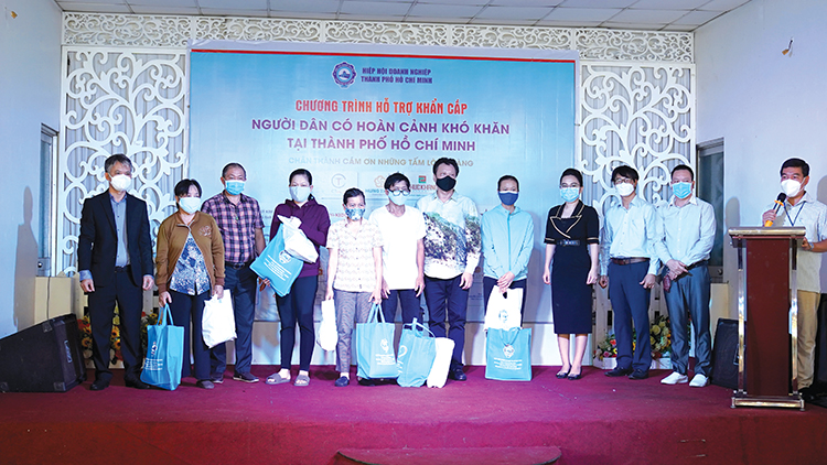 Hiệp hội Doanh nghiệp TP.HCM phối hợp với Ban Dân vận Thành ủy TP.HCM trao quà cho người dân có hoàn cảnh khó khăn.