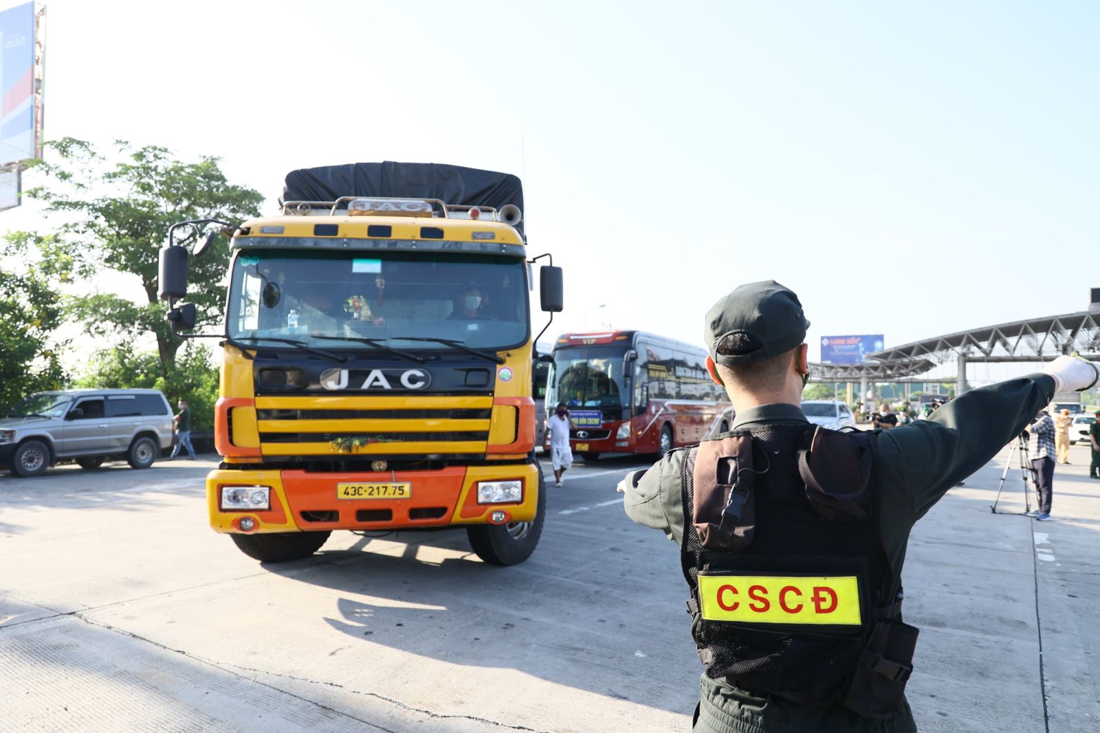 Siết chặt kiểm soát tại 23 chốt vào Thủ đô, kể cả xe công vụ, xe cứu thương - Ảnh sưu tầm