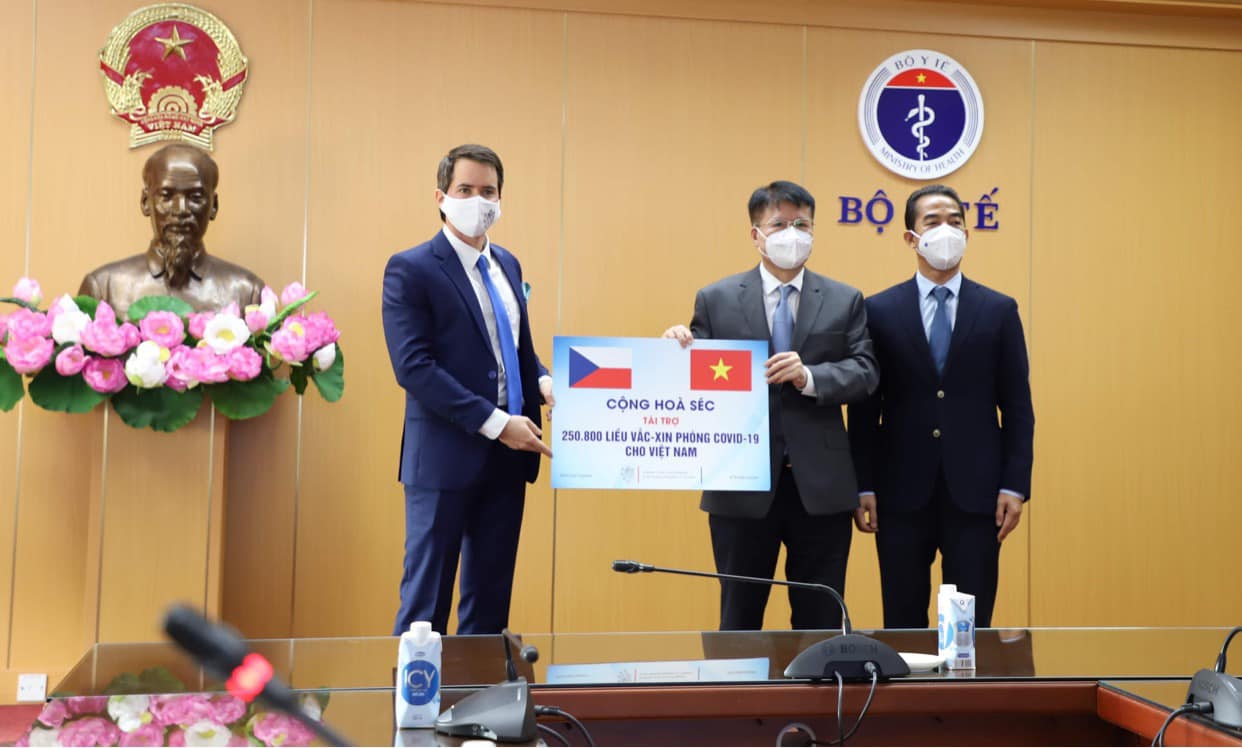 Việt Nam tiếp nhận hơn 250.000 liều vaccine phòng Covid-19 do Chính phủ Cộng hòa Séc tặng.