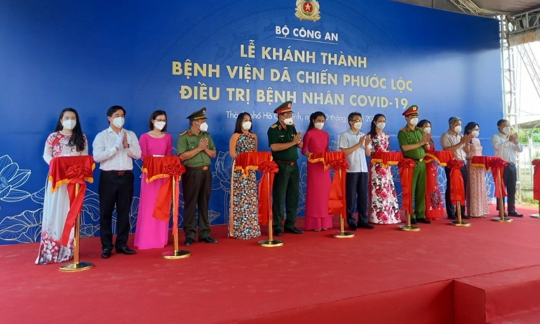 Các lãnh đạo cắt băng khánh thành Bệnh viện dã chiến Phước Lộc.