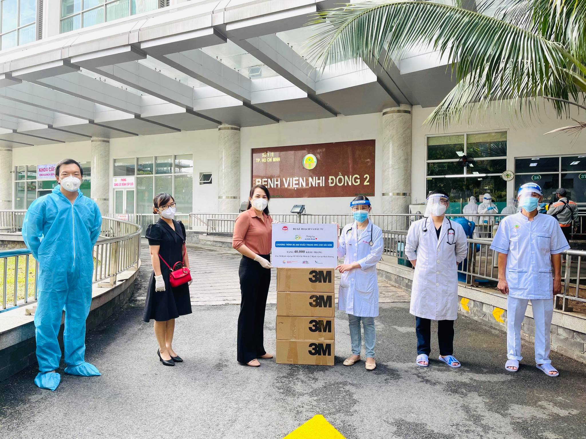 Đại diện Bộ Kế hoạch và Đầu tư trao tặng khẩu trang y tế cho cán bộ y tế tuyến đầu tại TP.HCM.