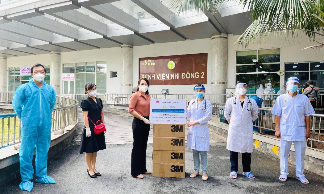 Đại diện Bộ Kế hoạch và Đầu tư trao tặng khẩu trang y tế cho cán bộ y tế tuyến đầu tại TP.HCM.