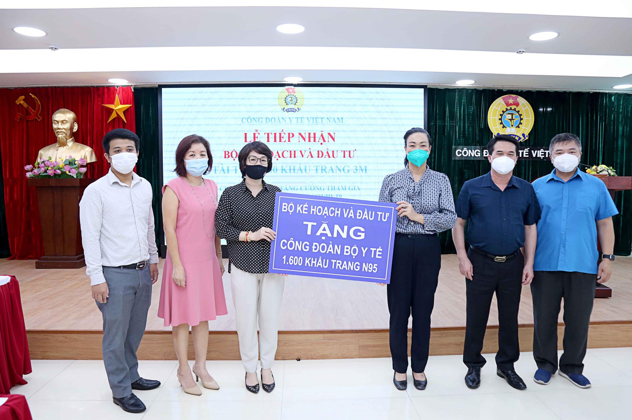 Bộ Kế hoạch và Đầu tư trao tặng Công đoàn Bộ Y tế 1.600 khẩu trang 3M cho các chiến sĩ áo trắng tuyến đầu chống dịch.