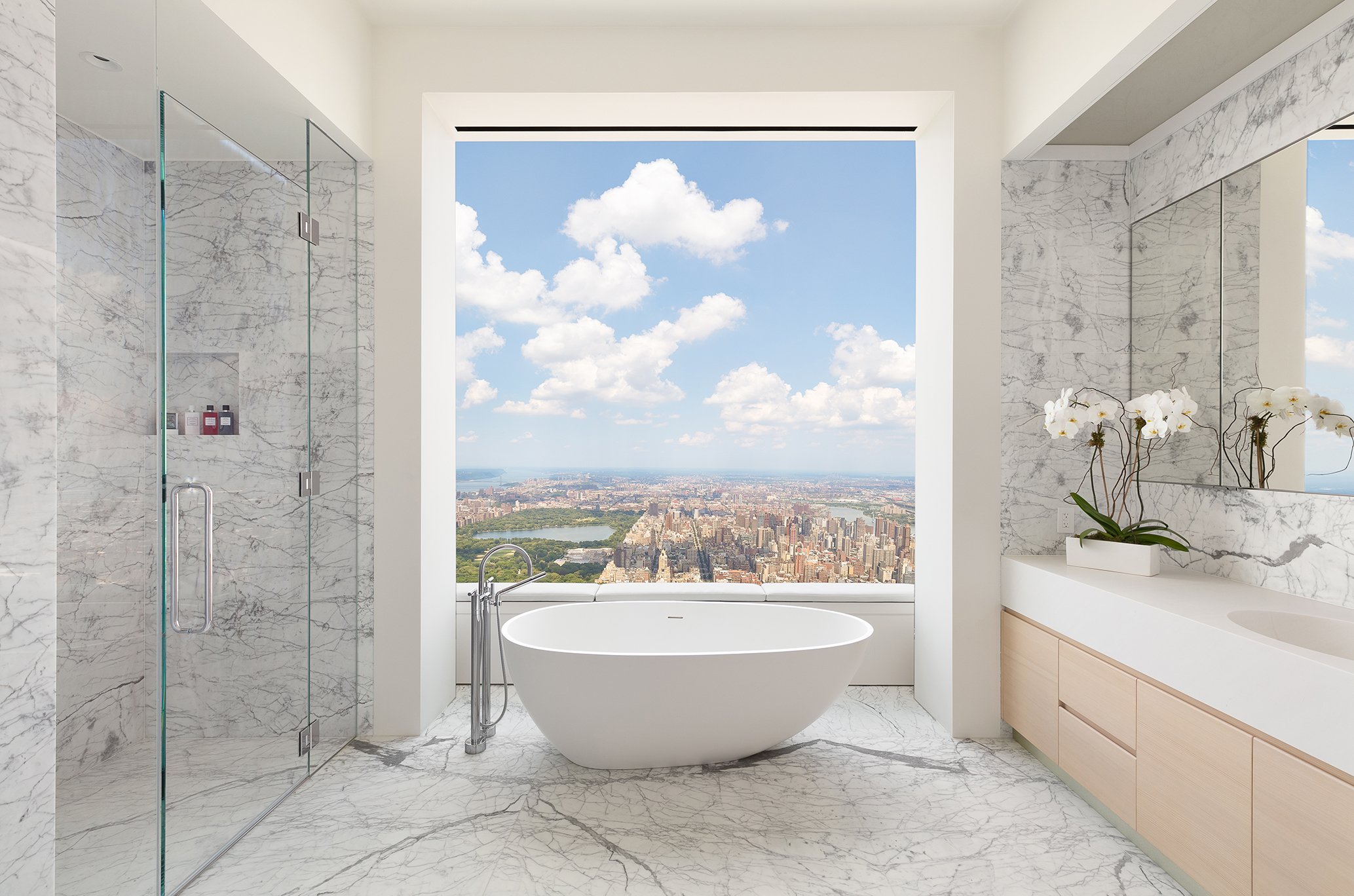 Phòng ngủ nào cũng có tầm nhìn tuyệt đẹp ra Manhattan.