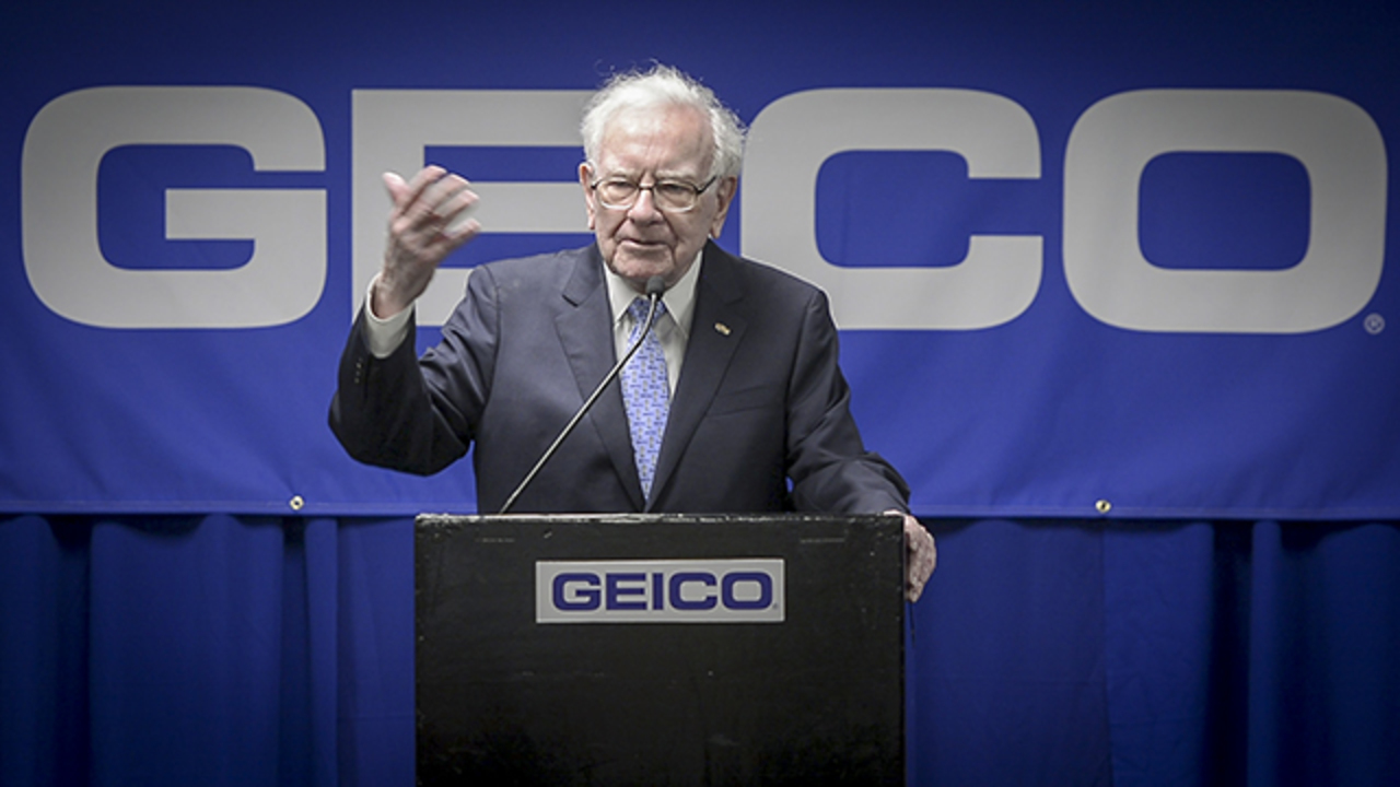 Mối nh&acirc;n duy&ecirc;n giữa Warren Buffett v&agrave; c&ocirc;ng ty bảo hiểm Geico bắt đầu từ h&agrave;nh động t&aacute;o bạo của &ocirc;ng 70 năm trước - Ảnh: AP.