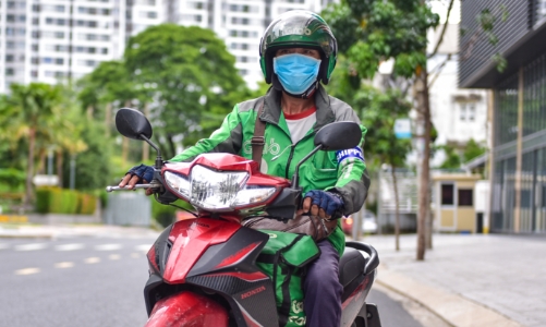 Shipper xét nghiệm âm tính được hoạt động ở các quận “vùng đỏ” tại TP.HCM