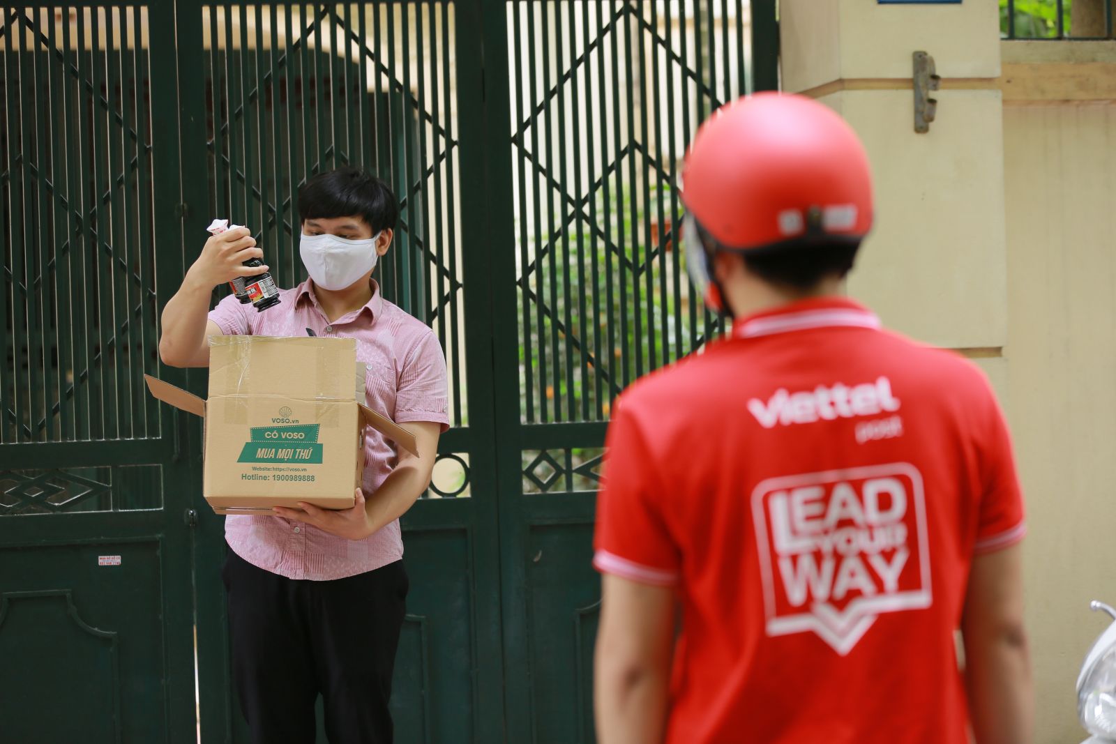 Viettel Post chú trọng đến quy trình giao - nhận hàng an toàn theo chuẩn Bộ Y tế.