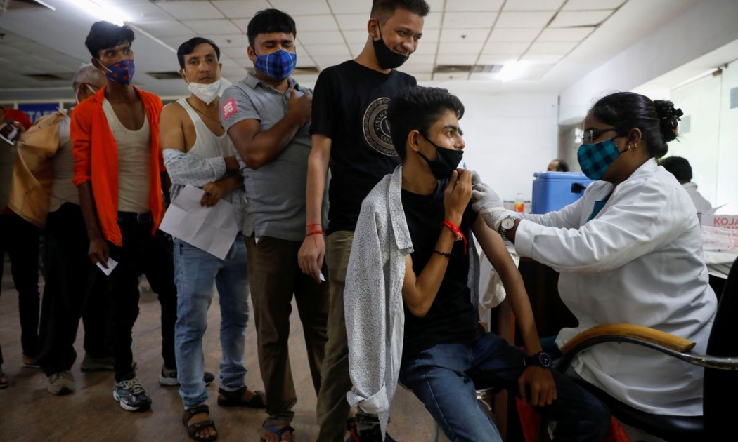 Tiêm phòng Covid-19 ở New Delhi, Ấn Độ, hôm 30/8 - Ảnh: Reuters.